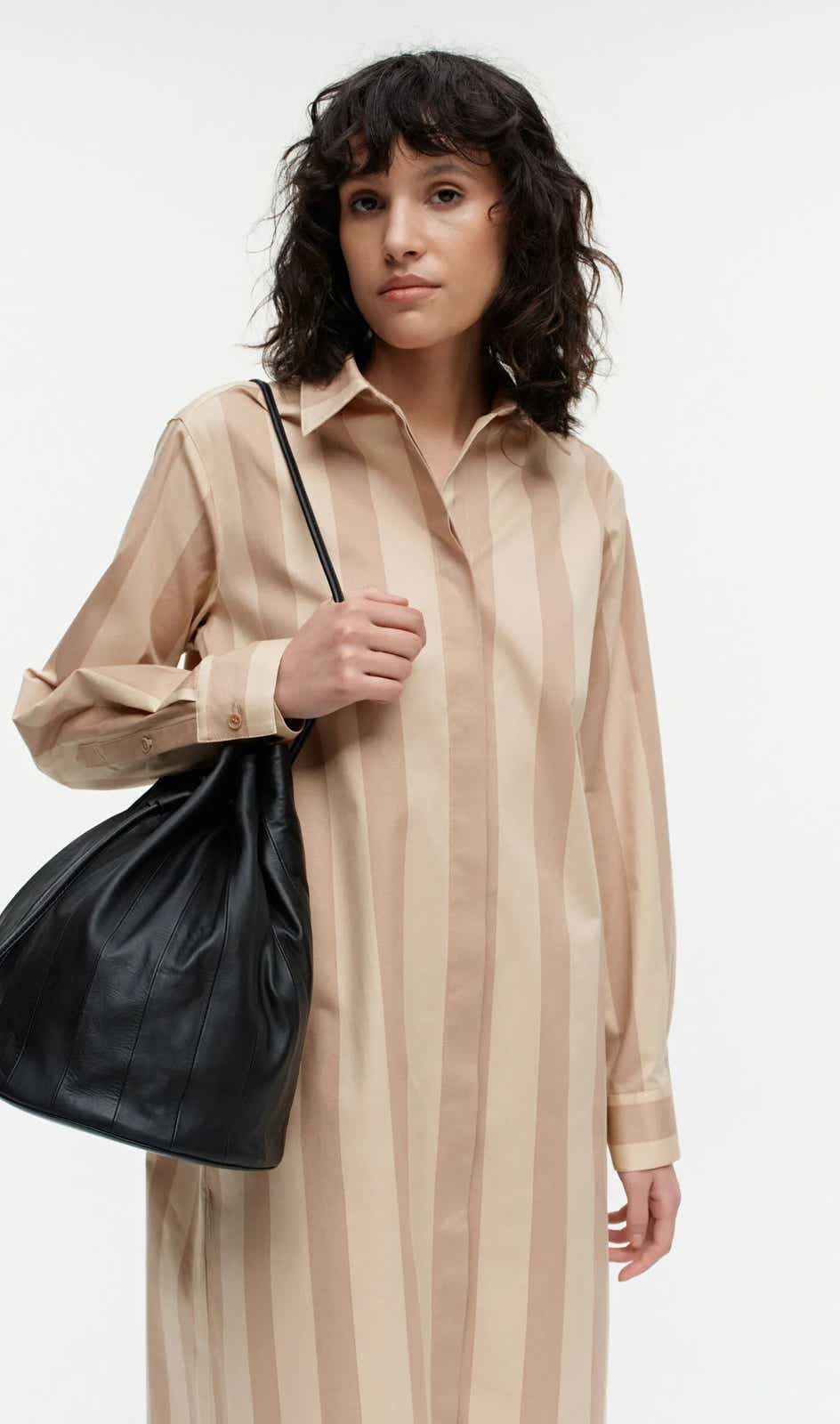black Iso Keira shoulder bag – 30 x 27 x 24 cm – leather